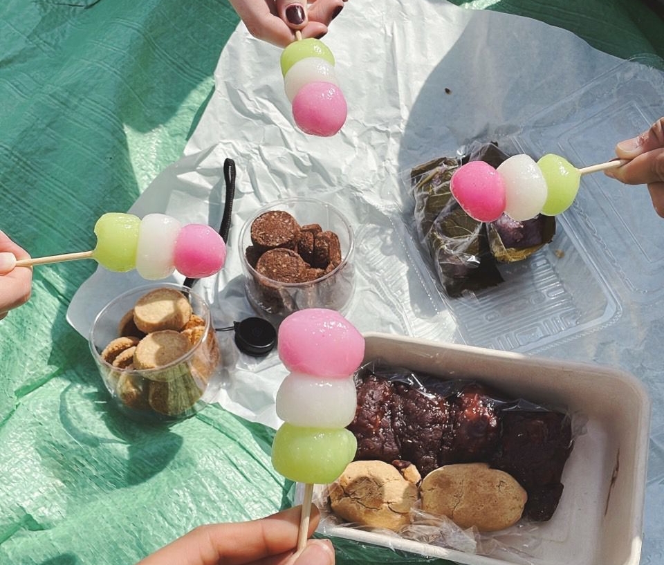 .Omiyage gifts being shared at a picnic